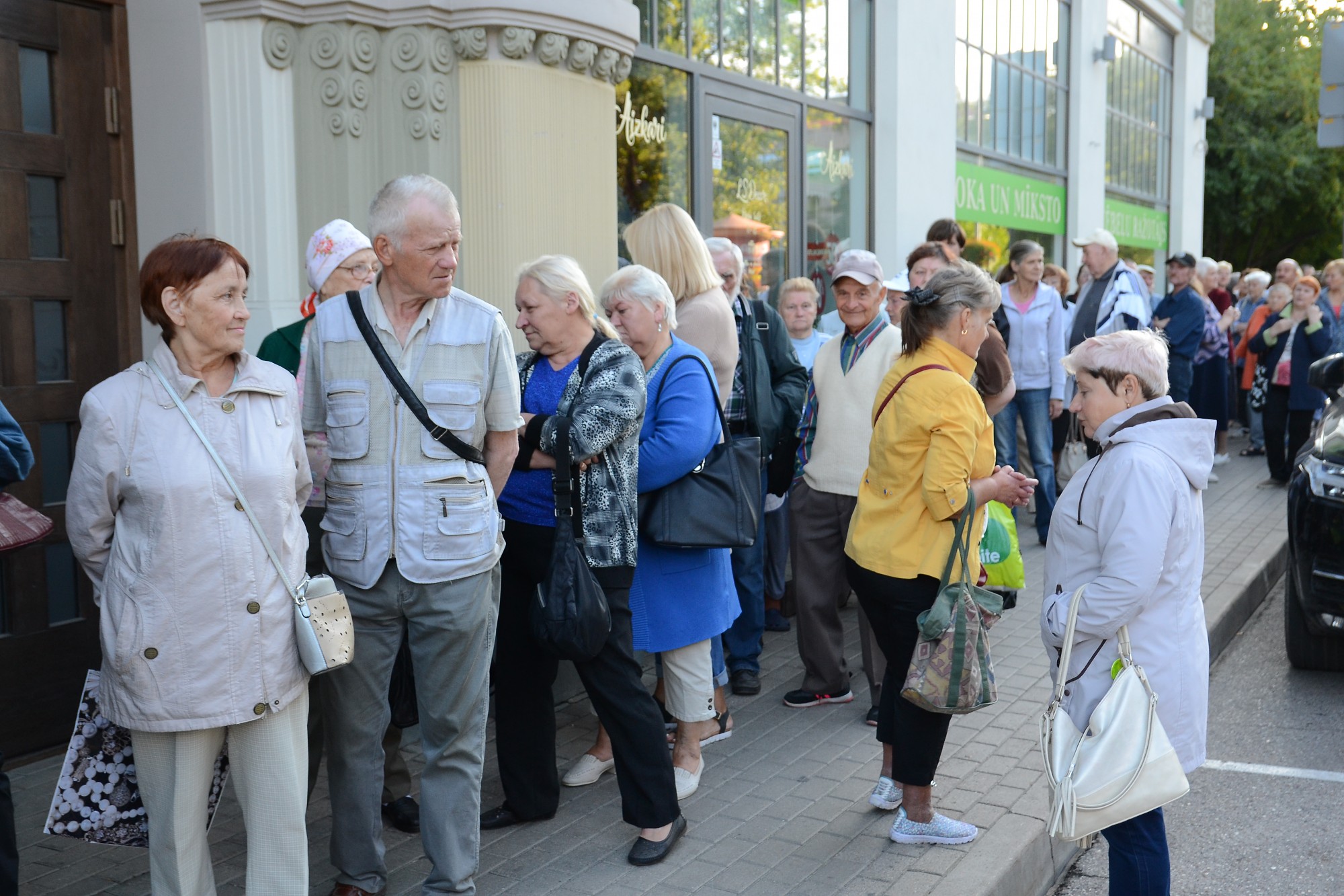 Sākoties garantēto atlīdzību izmaksai, pie “PNB Bankas” rindu aizņem jau rītausmā