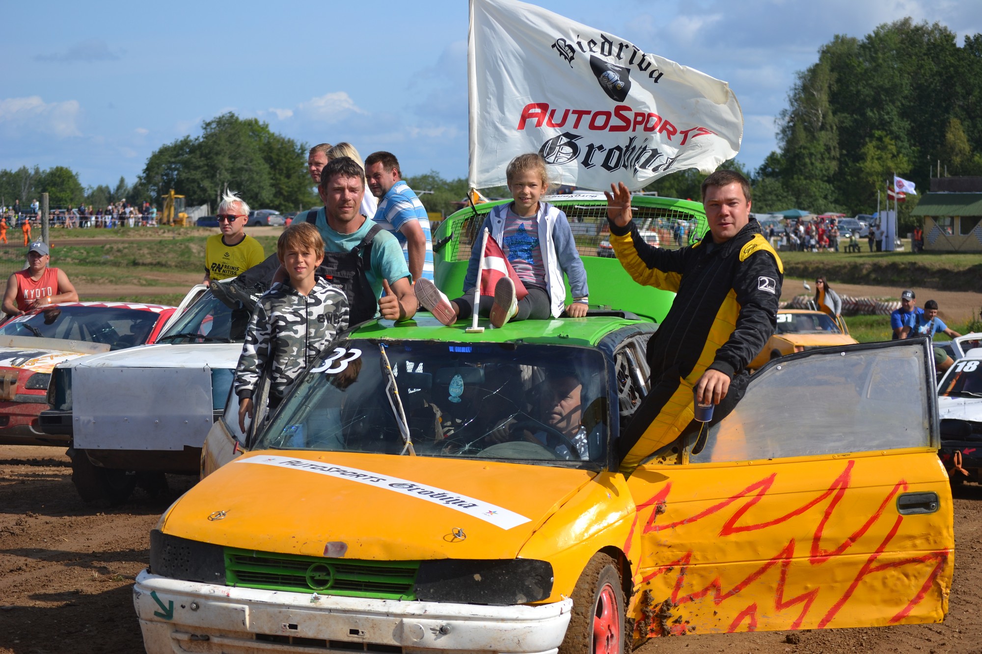 Vecpils autosporta festivālā – enerģiskas cīņas un sadursmes