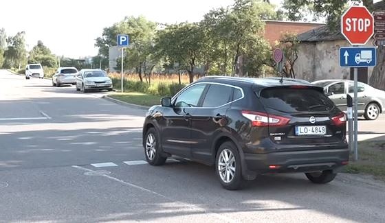 Grobiņā iedzīvotāji ir neizpratnē par jaunajām ”STOP” zīmēm