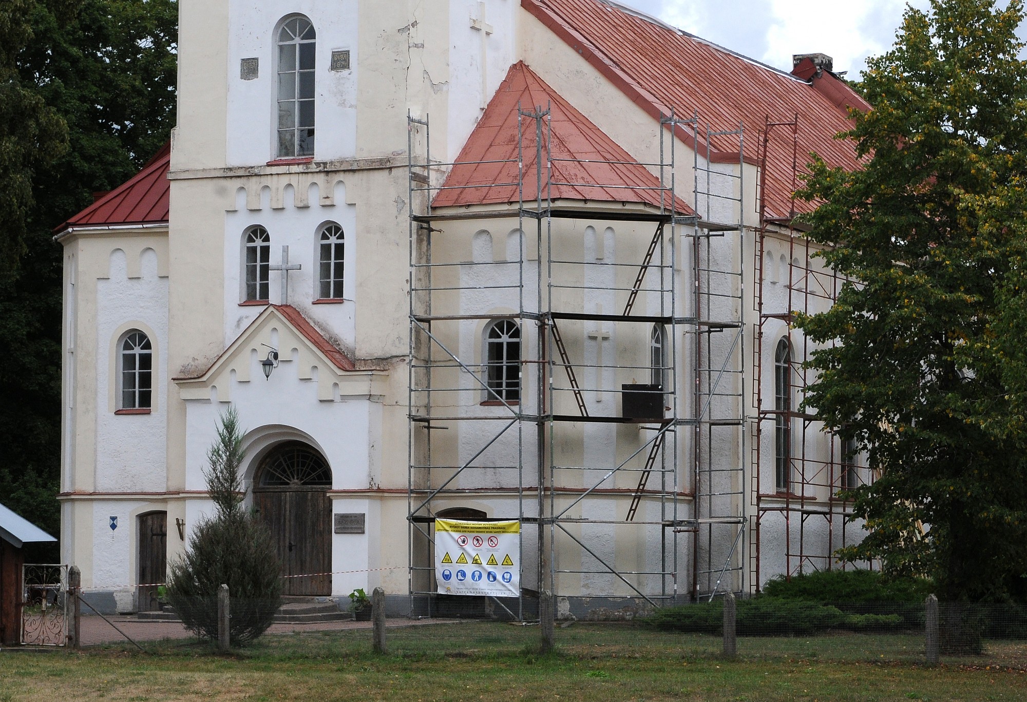 Atjauno Rucavas evaņģēliski luteriskās baznīcas fasādi un mācītāja kapavietu