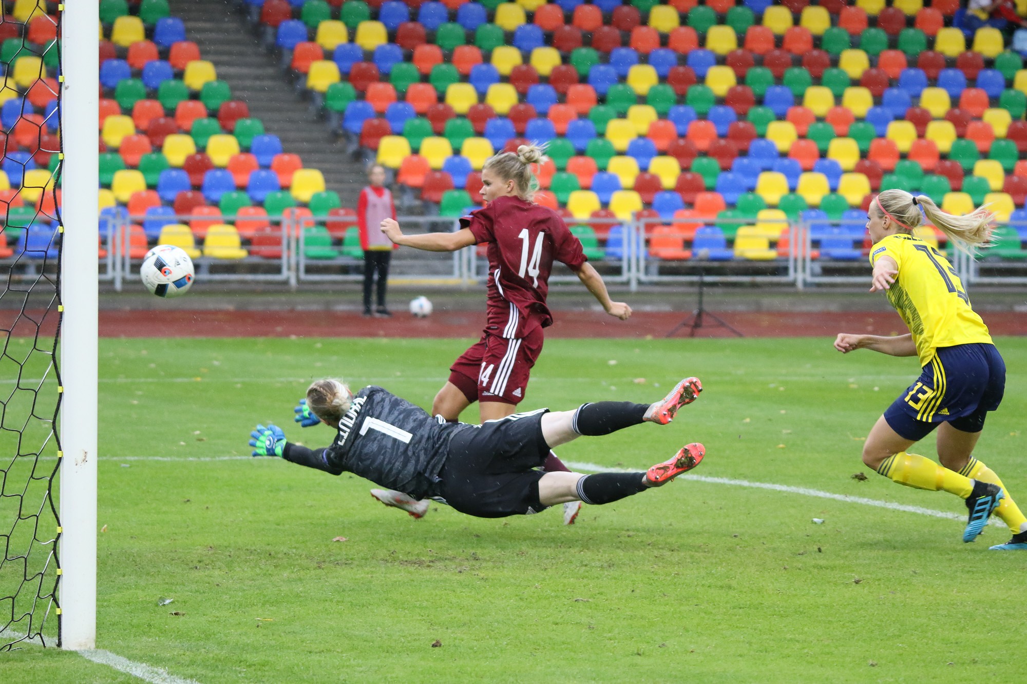 Latvijas futbolistēm cienījams puslaiks un zaudējums Pasaules kausa bronzas medaļu ieguvējām zviedrietēm