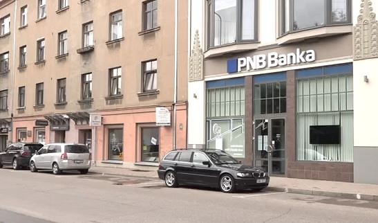 Daži “PNB Banka” klienti fiziski nespēj aiziet līdz bankai, lai nomainītu kontu