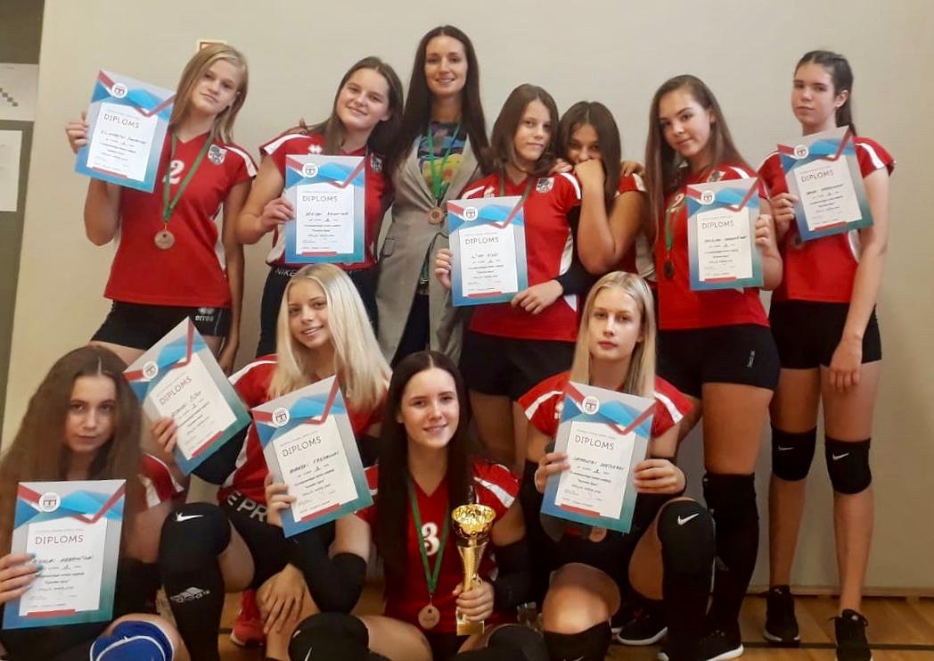 Liepājas Sporta spēļu skolas volejbolistes aizvada turnīru Kuldīgā