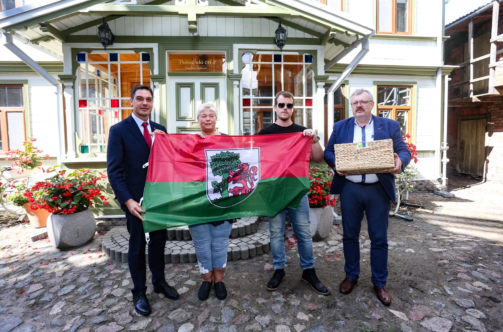 Apbalvo sakoptākos Liepājas namus