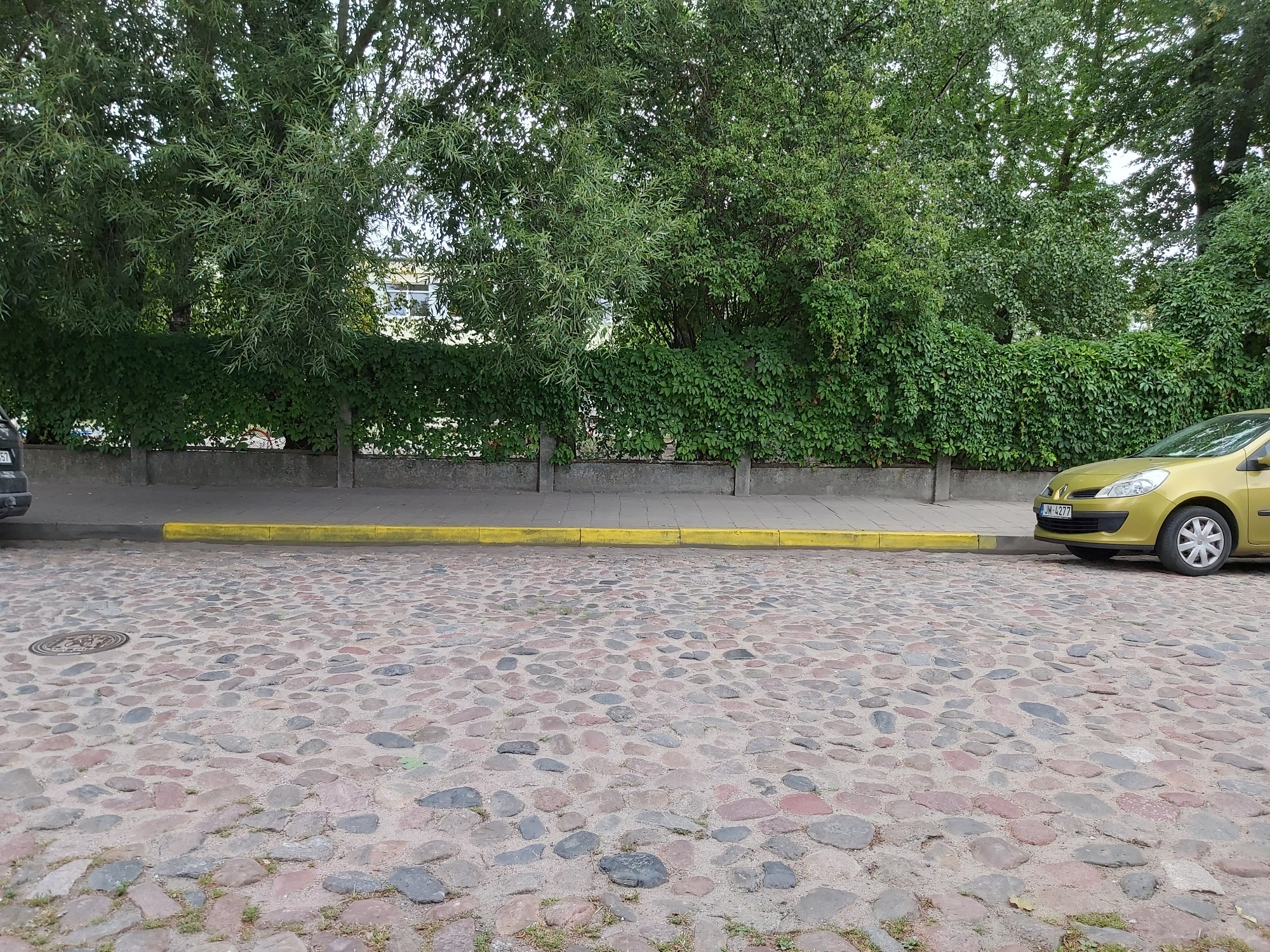 Dzeltenās līnijas Zāļu ielā ir nelikumīgas, tās likvidēs