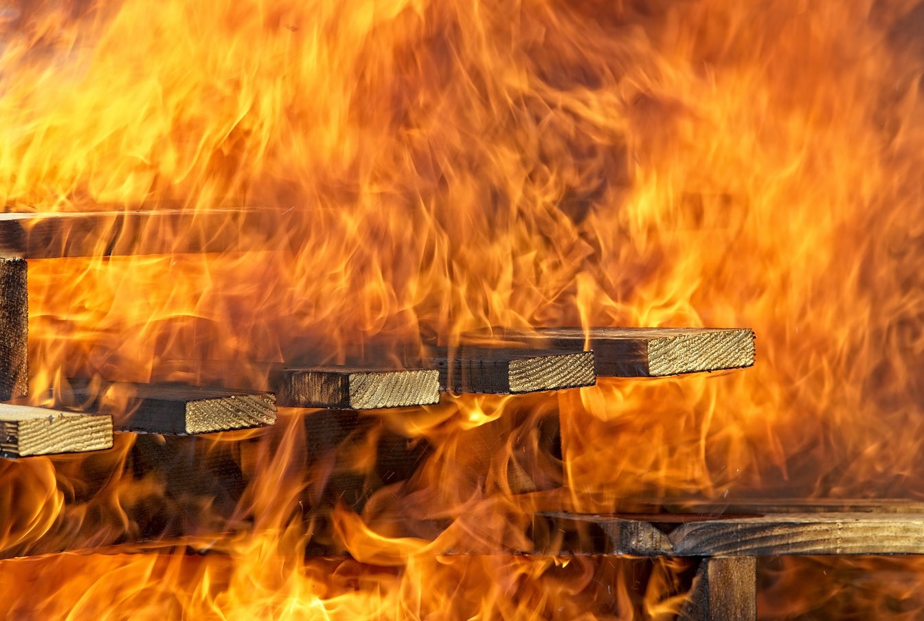 Cīravas pagastā degusi dzīvojamā māja, Liepājā – garāža