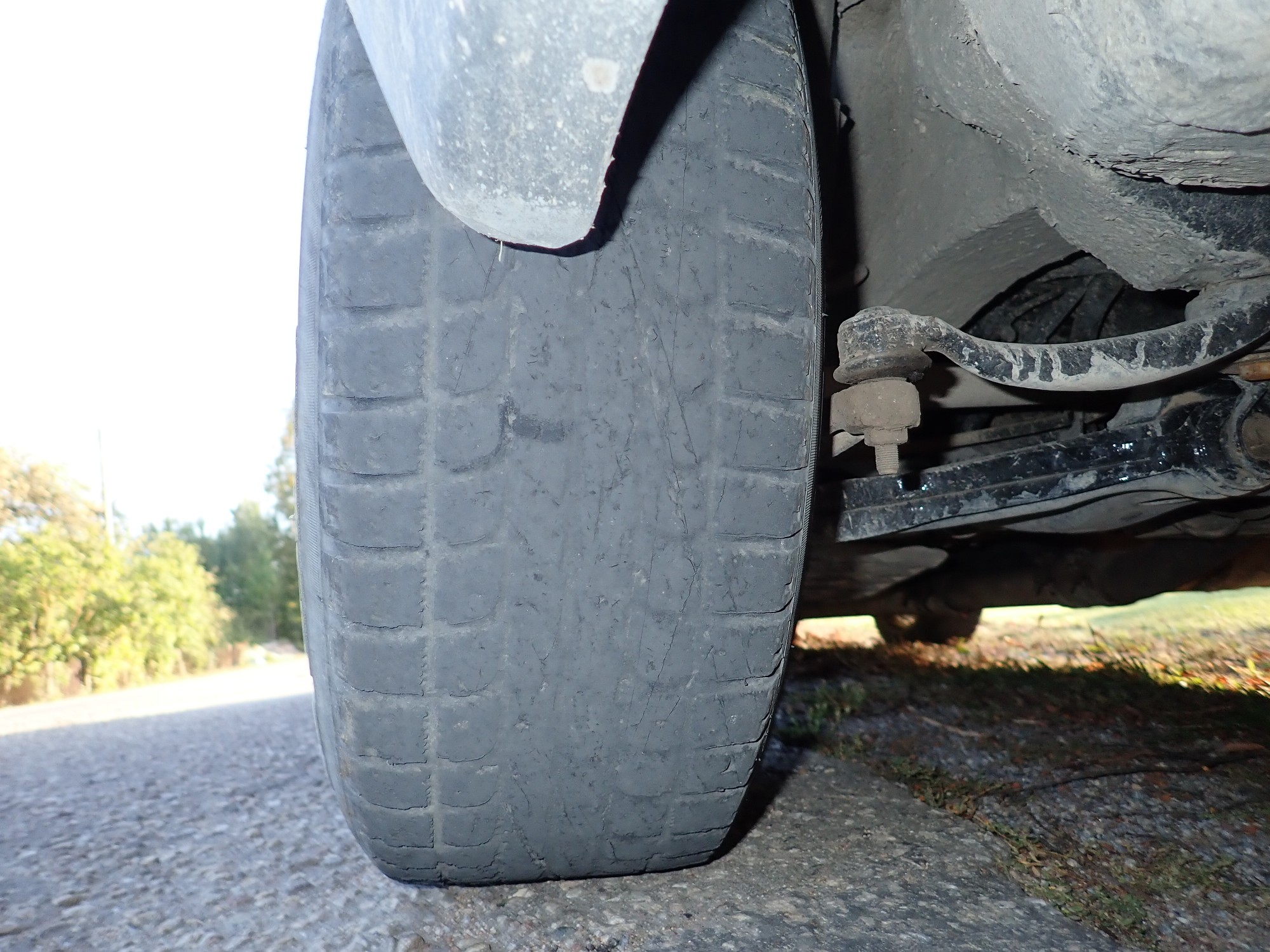 Vīrietis Rucavas pagastā pārkāpj atļauto braukšanas ātrumu un pārvietojas ar “plikām” riepām