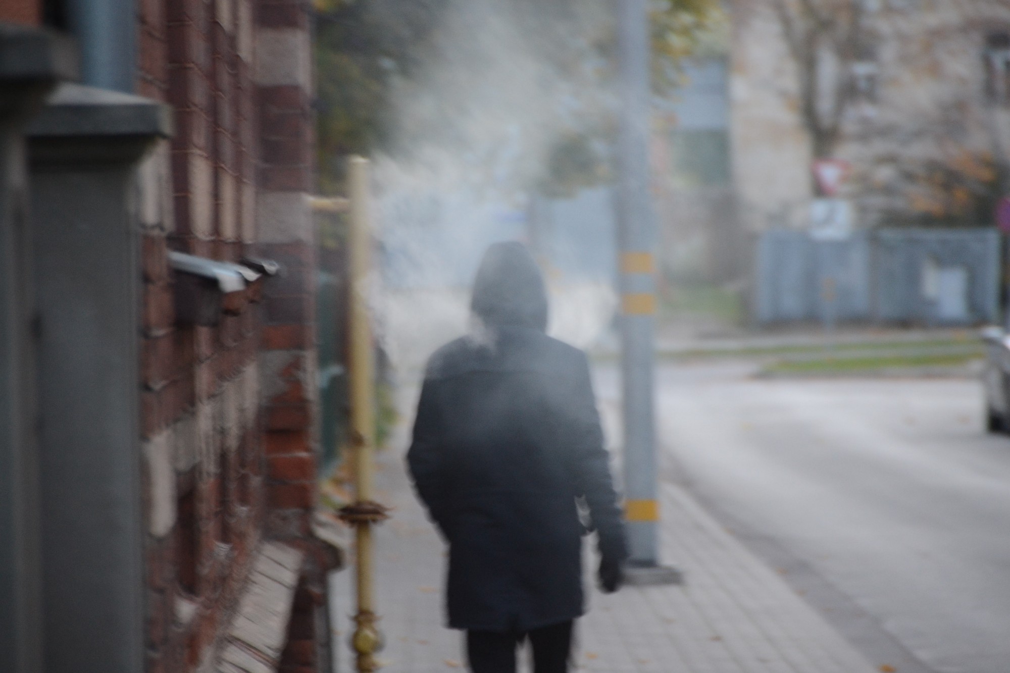 Liepājā aiztur jaunieti, kurš, iespējams, smēķējis cigareti ar nezināmas izcelsmes augu valsts maisījumu
