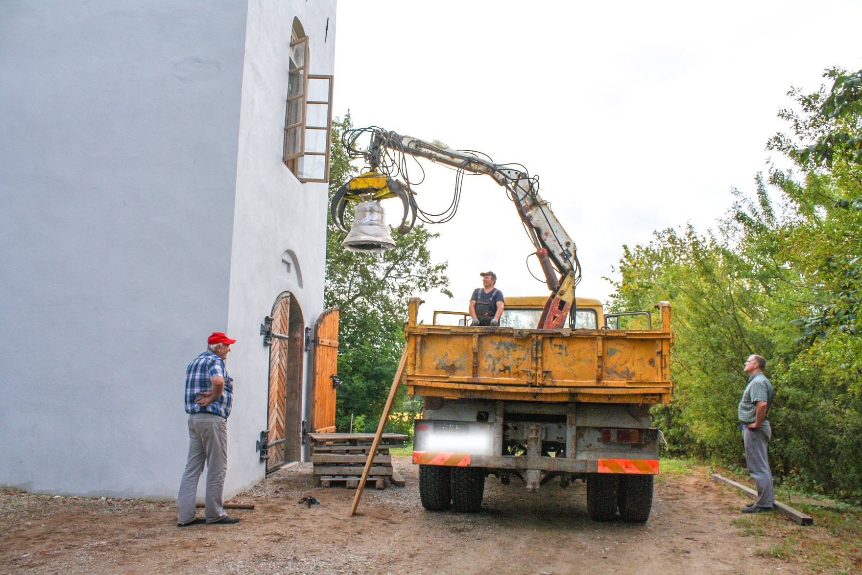 Zvans ieskandina atdzimstošo Gramzdas dievnamu