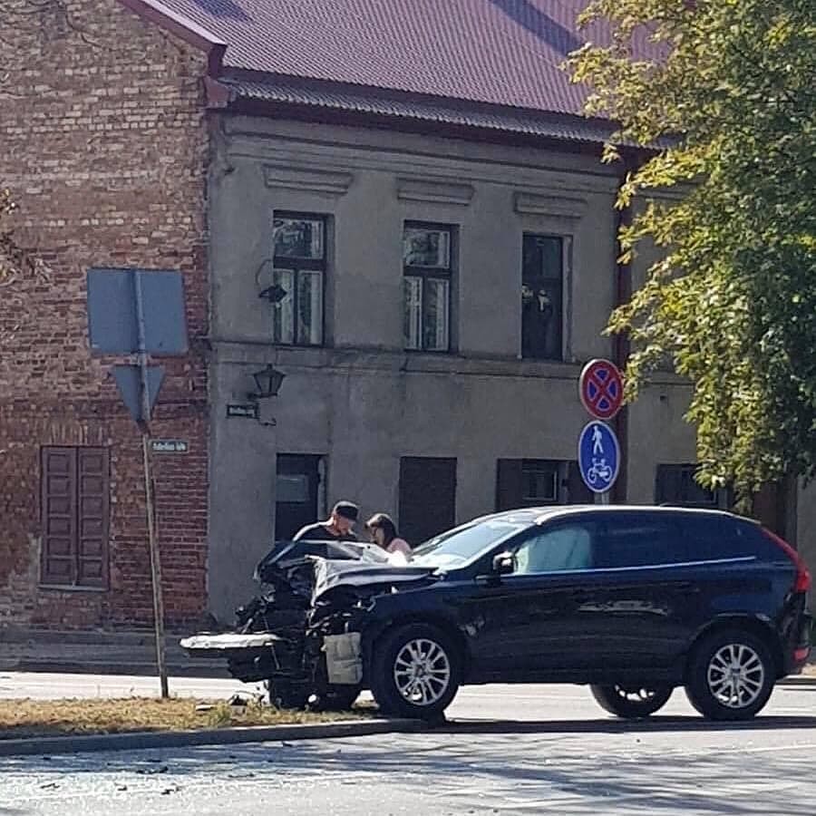 Brīvības ielā “Volvo” automašīnas vadītāja nedod ceļu autobusam