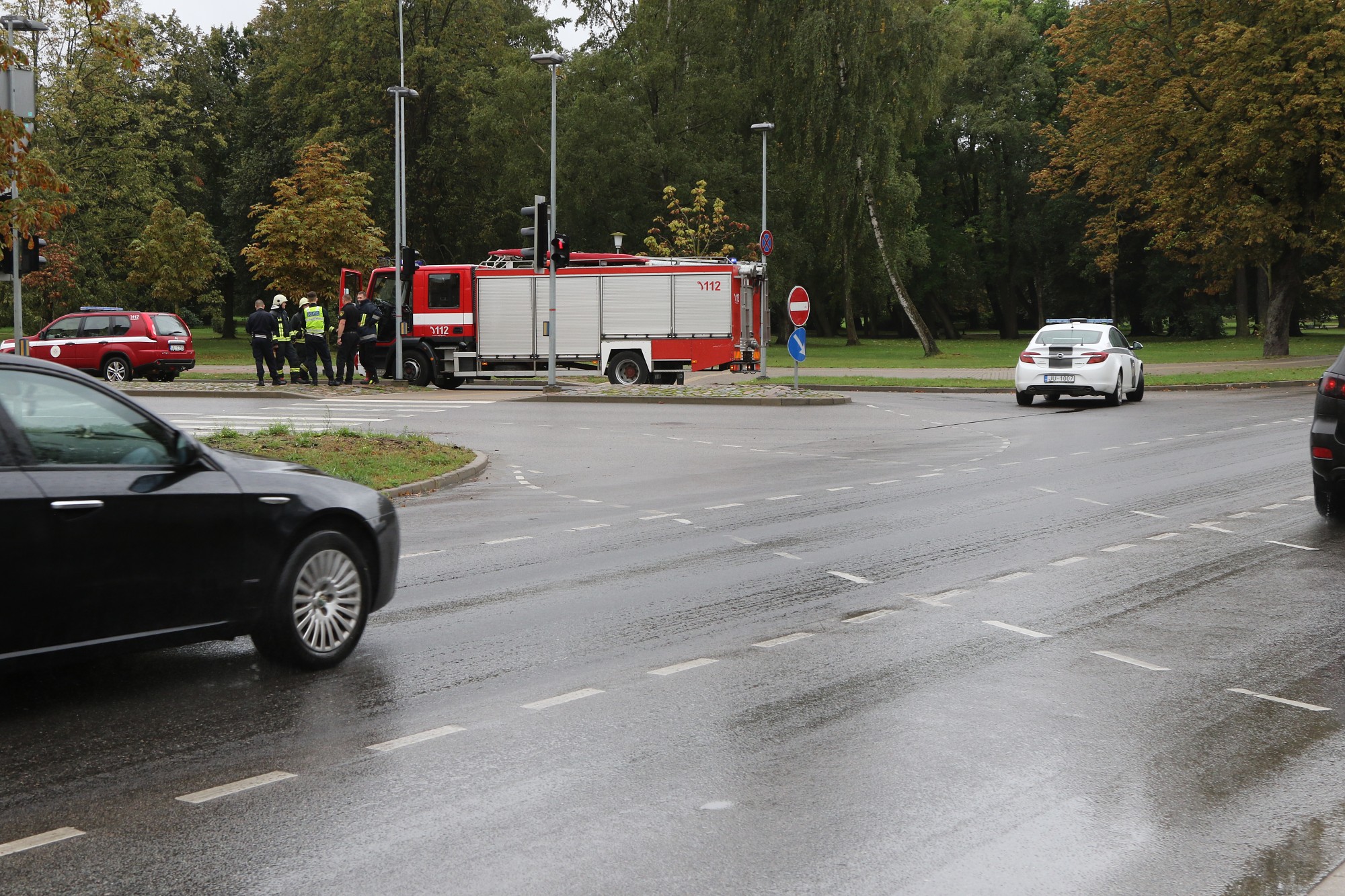Papildināts – Liepājā vairākos krustojumos uz ceļa ir slidīga viela, kas apgrūtina braukšanu