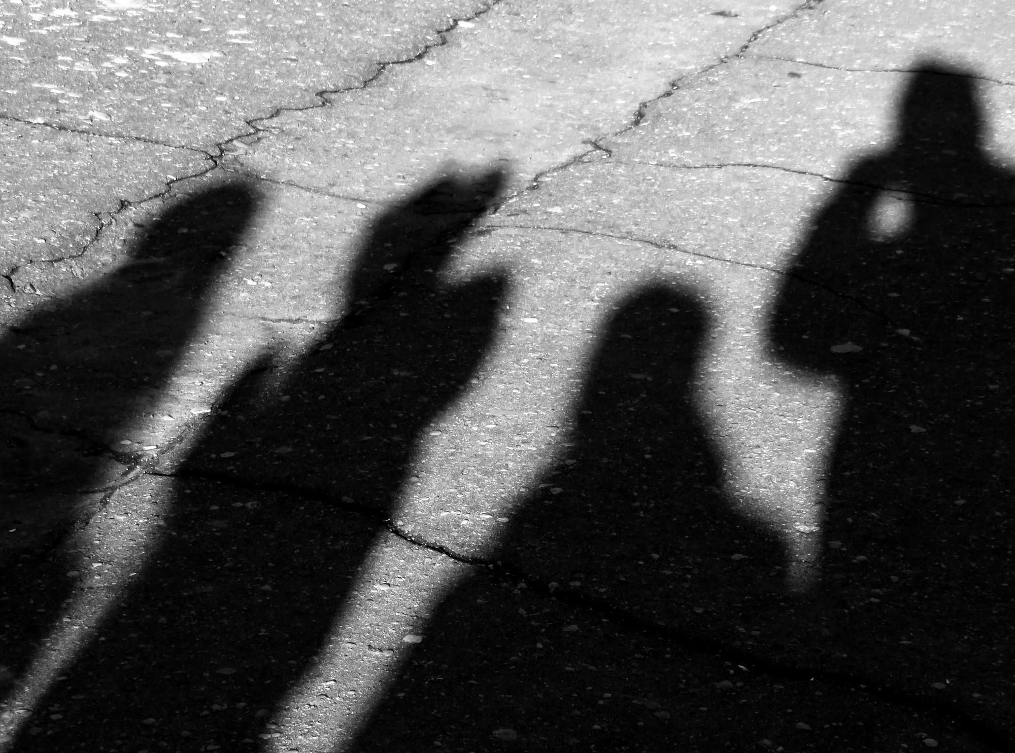 Deviņus un desmit gadus vecas meitenes mēģina apzagt veikalu Zemnieku ielā