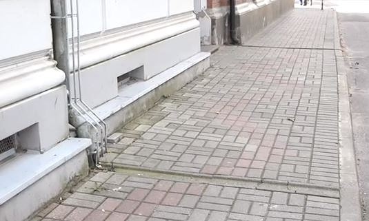 Uzlabojot vides pieejamību, Liepājā likvidē daļu lietus ūdens tekņu