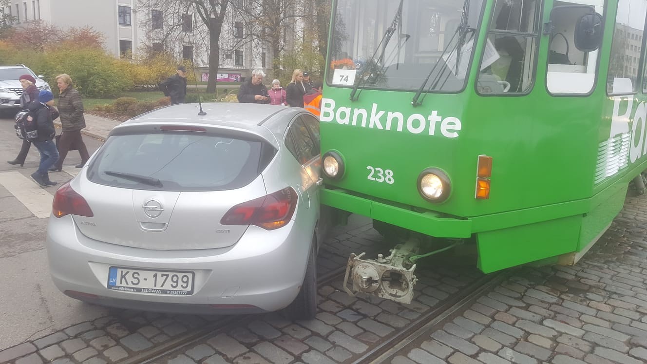 Pie “Kurzemes” tramvajs saskrienas ar automašīnu “Opel”
