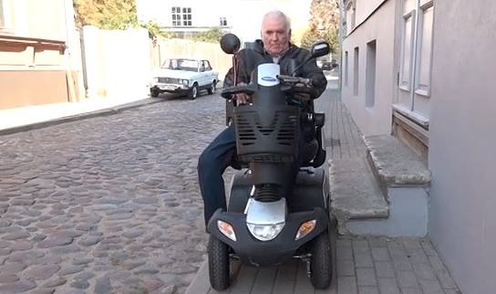 Cilvēki ar invaliditāti joprojām pieprasa uzlabot vides pieejamību Liepājā