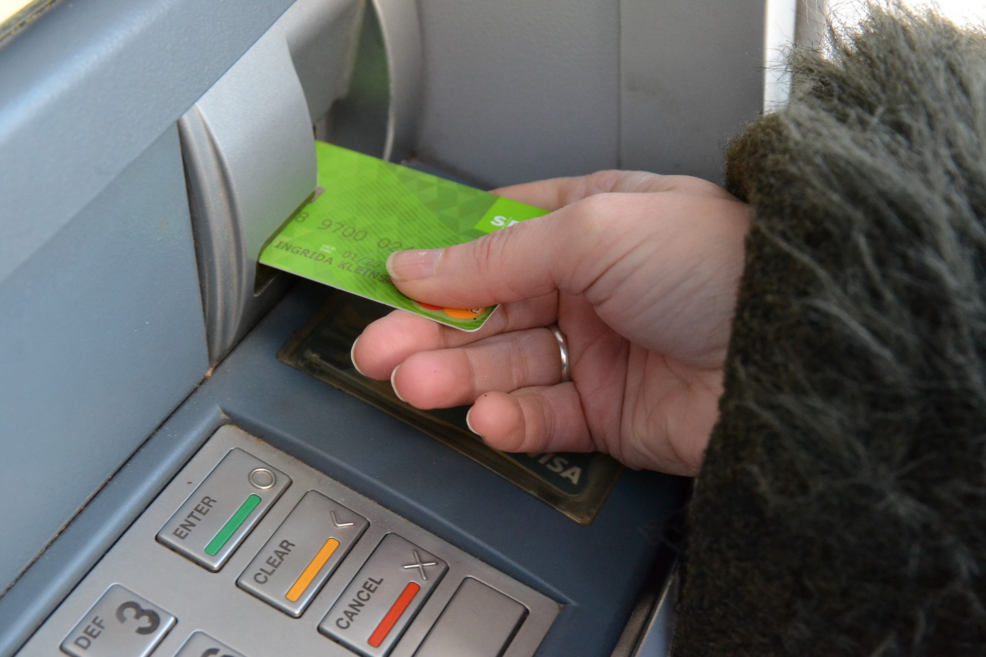 Daugavpilī naudas izņemšana no “Swedbank” bankomātiem masveidā sākusies nakts melnumā