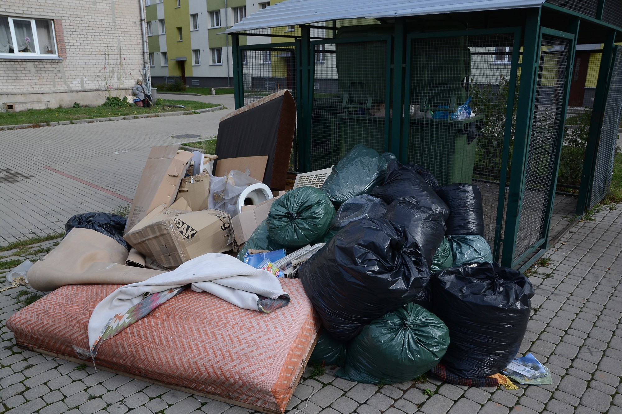 Vītolu ielas kaimiņi nevar vienoties par gružu izvešanu