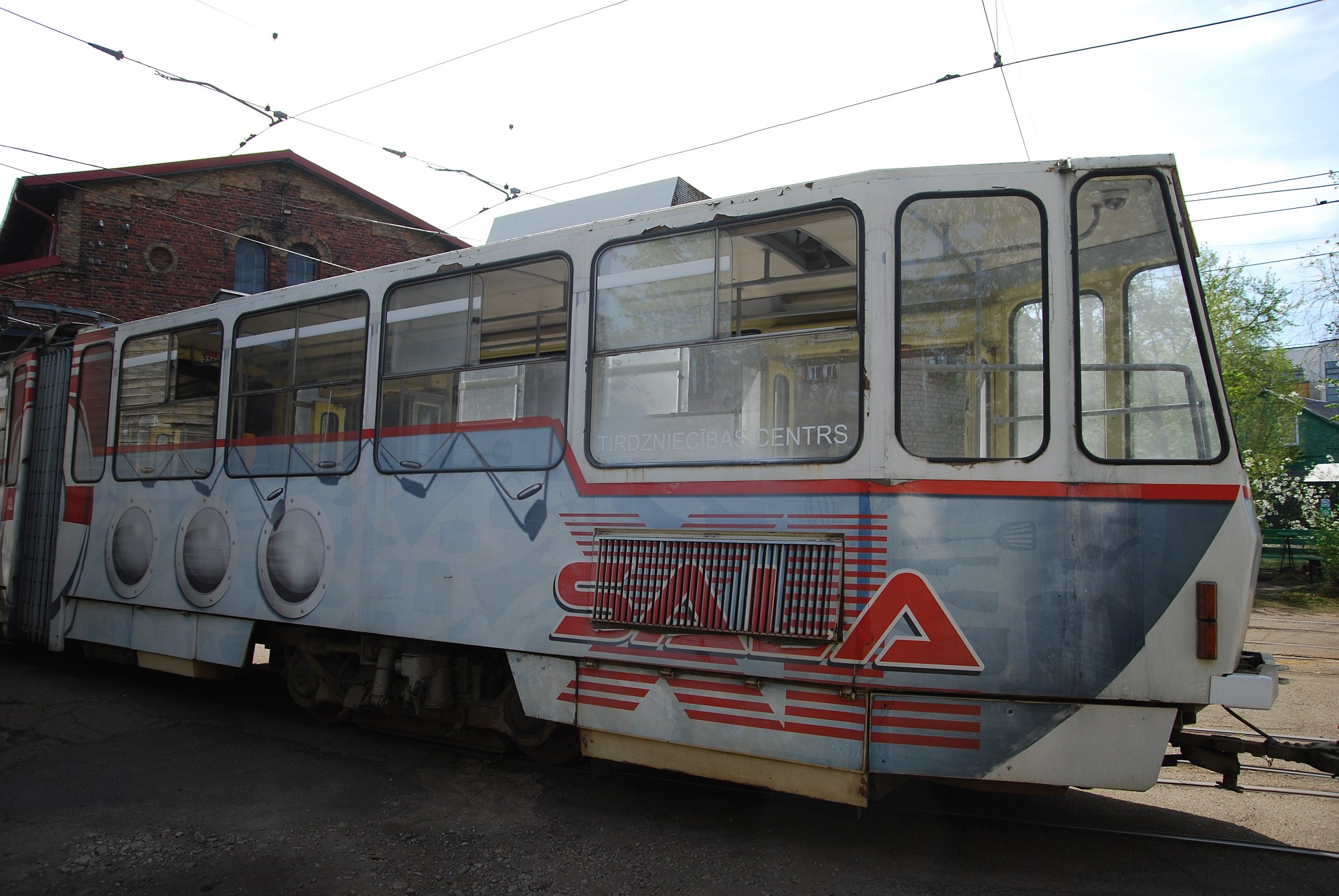 Ķēpātājs apskādē tramvaja vagonu
