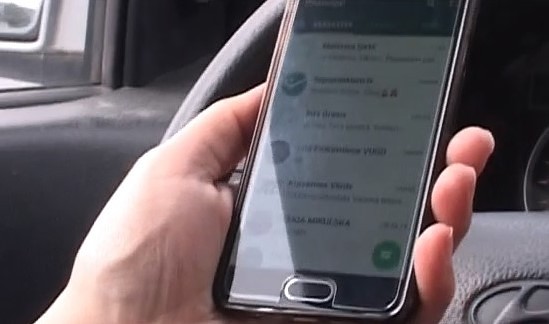 Turpmāk par telefona lietošanu pie stūres pienāksies arī soda punkti