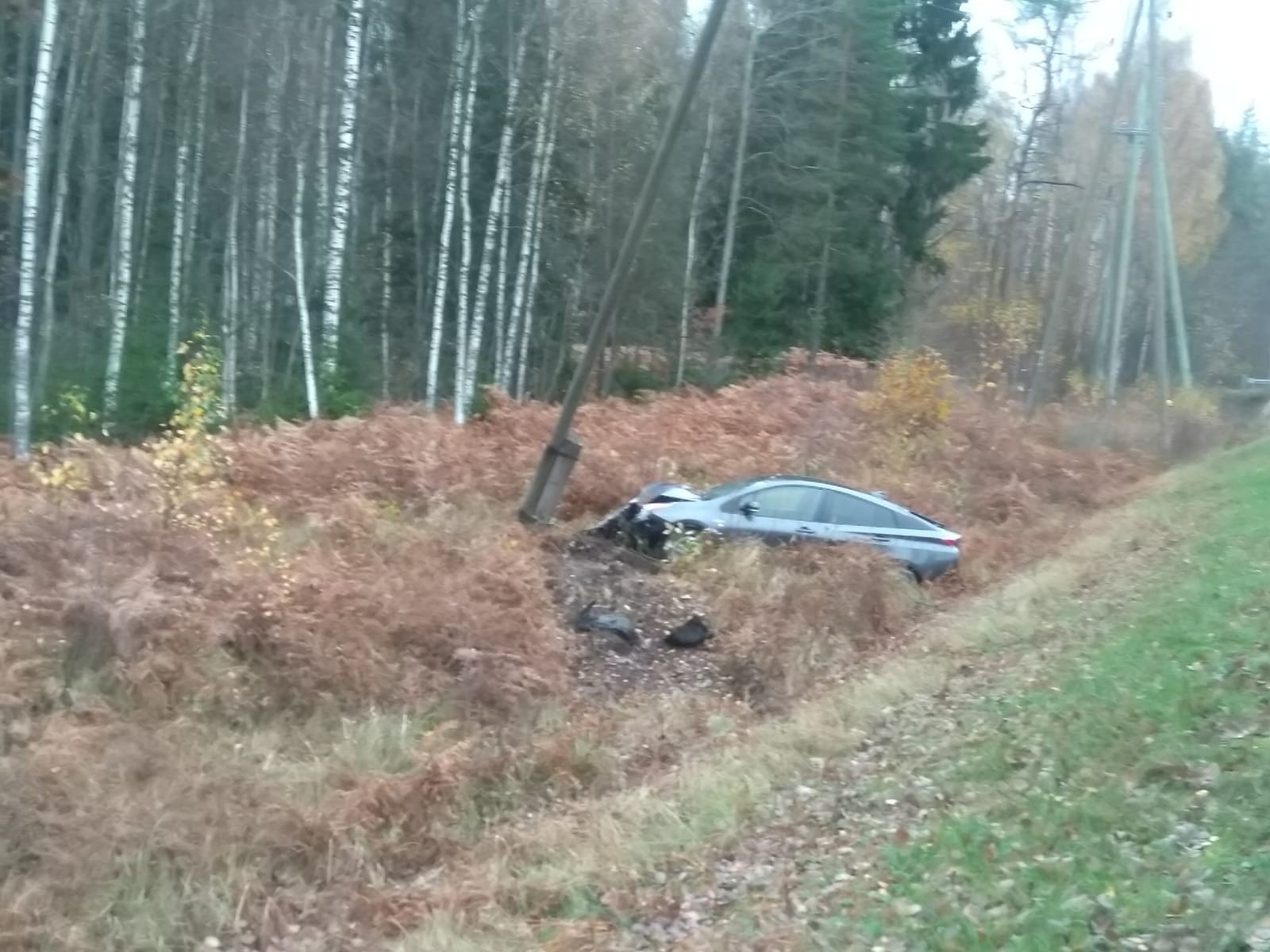 Uz autoceļa Liepāja-Lietuvas robeža “Toyota” vadītājs pēc pārgalvīgas braukšanas nonāk grāvī