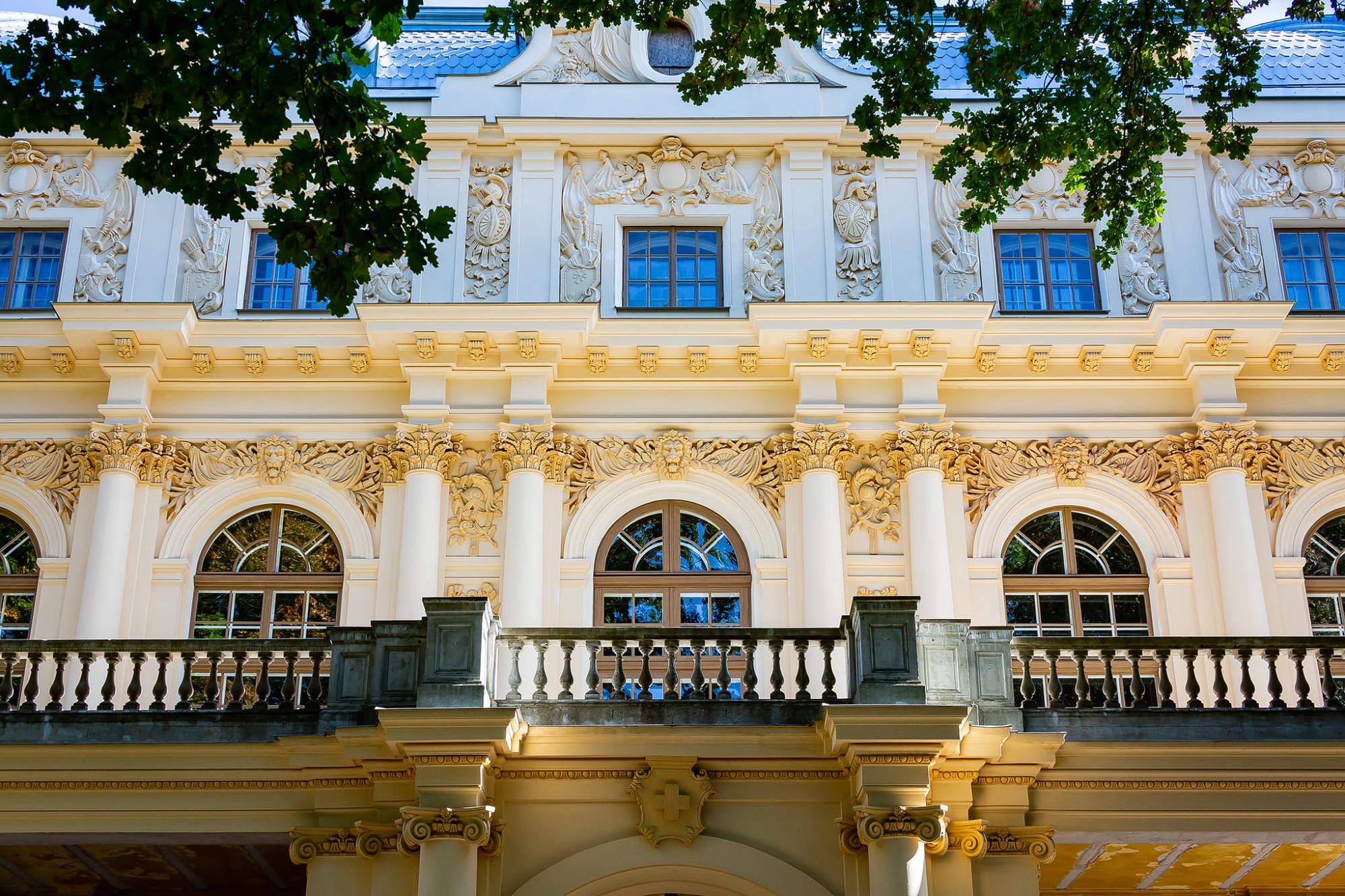 Jūras virsnieku saieta namam atjaunota viena fasāde, pārējās vēl gaida