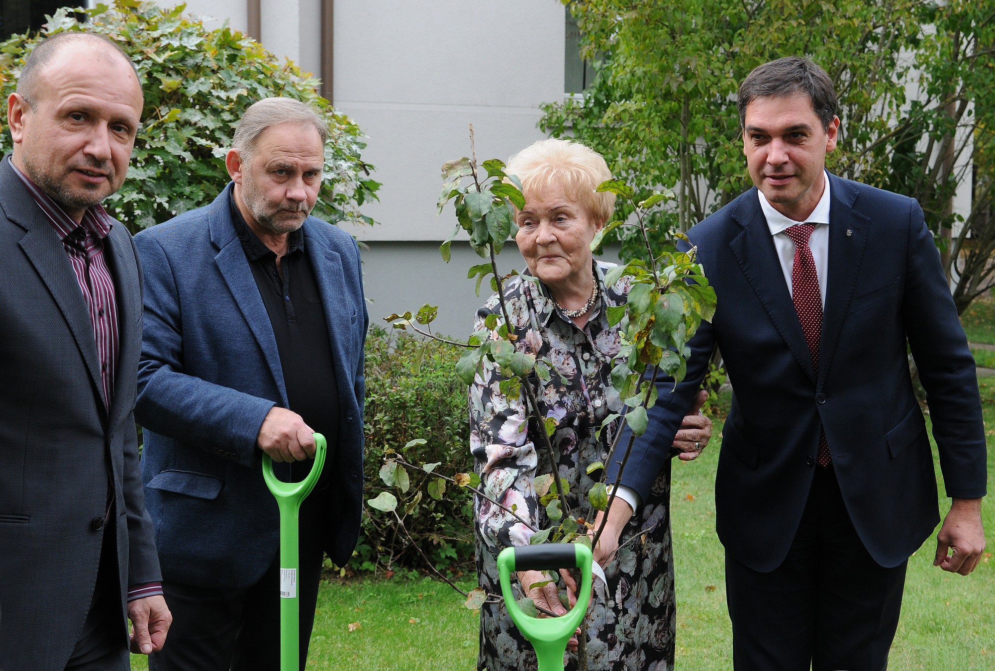 Onkoloģiskās klīnikas vadītāju Annu Krilovu sveic ar aizvadītiem 50 darba gadiem