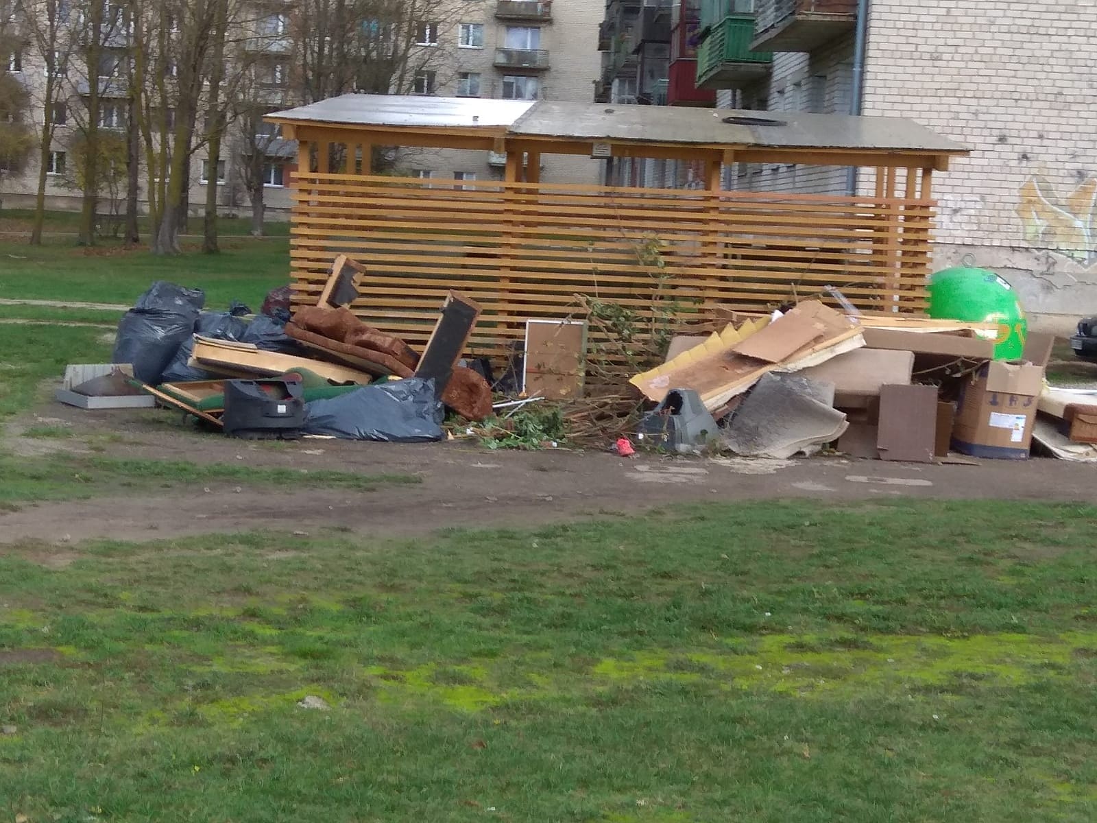 Desmit mājām viena atkritumu sētiņa