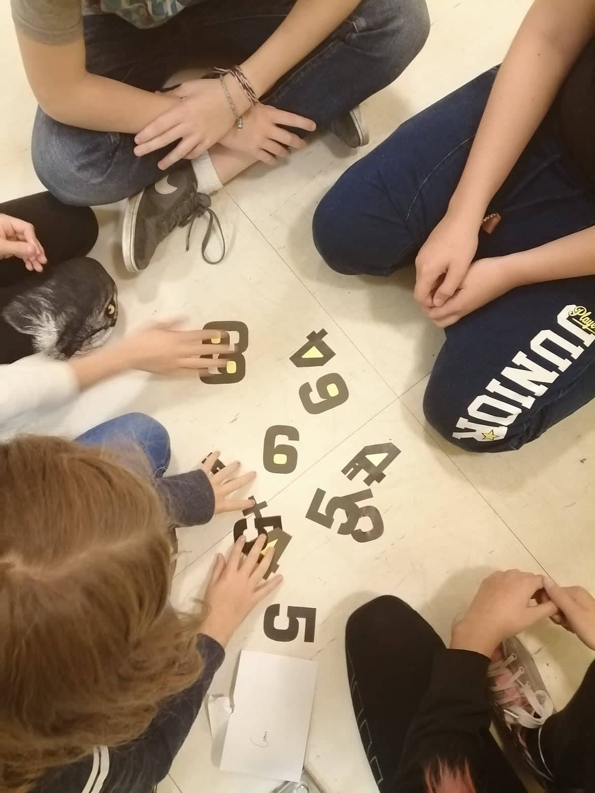 Nakts skolā ar karstmaizēm un cūkganu