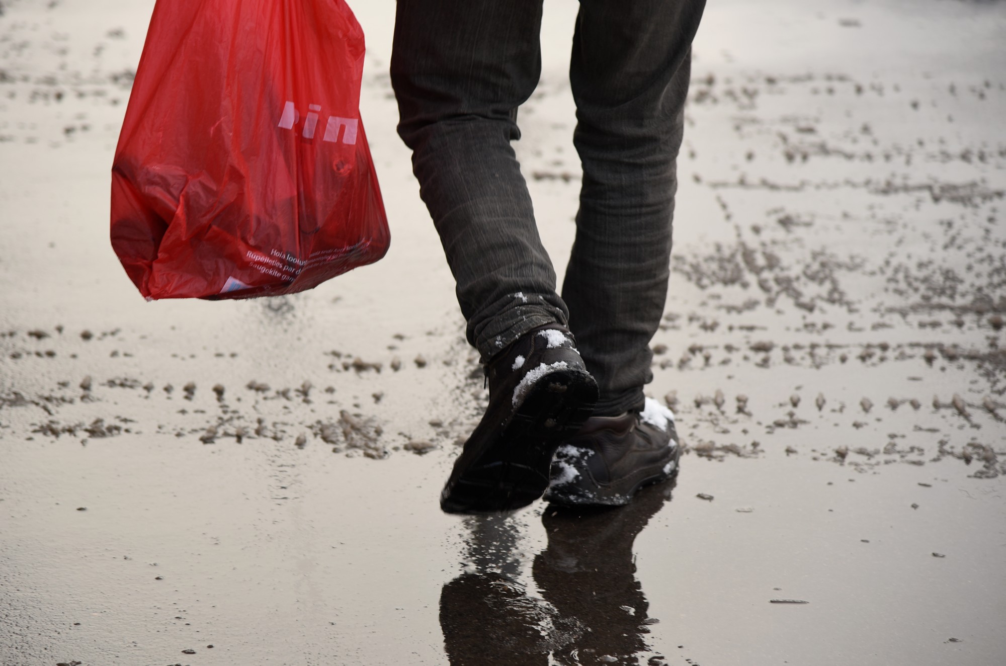 Cilvēki sāk saprast, ka zeķes nav jāliek plastmasas maisiņos
