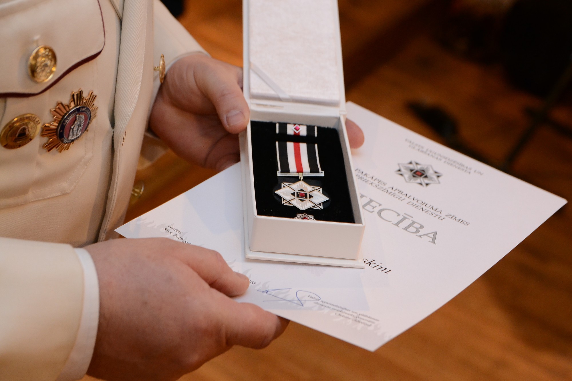 Liepājnieku Aleksandru Kameņevu apbalvo par trīs bērnu izglābšanu