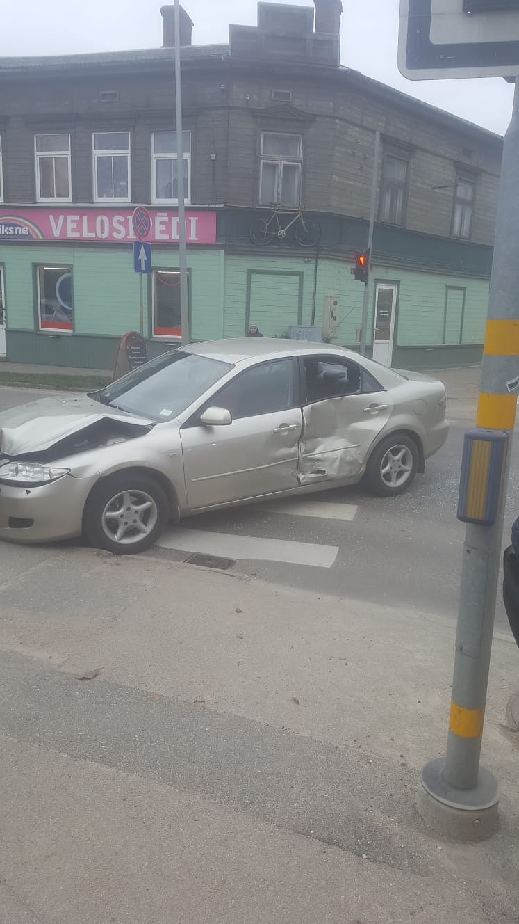 Ganību un K.Ukstiņa ielas krustojumā saskrienas “Mazda” un “Suzuki”