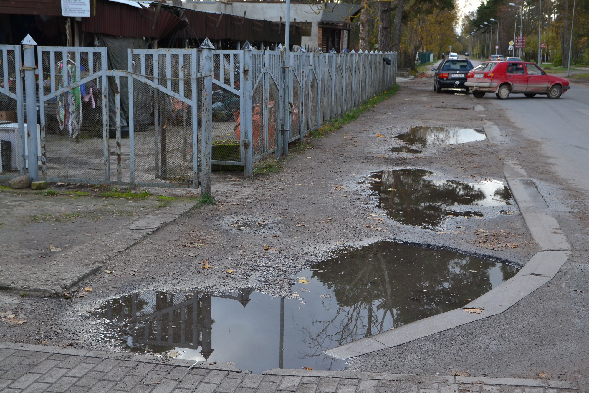Karostā pamazām atjauno ietves