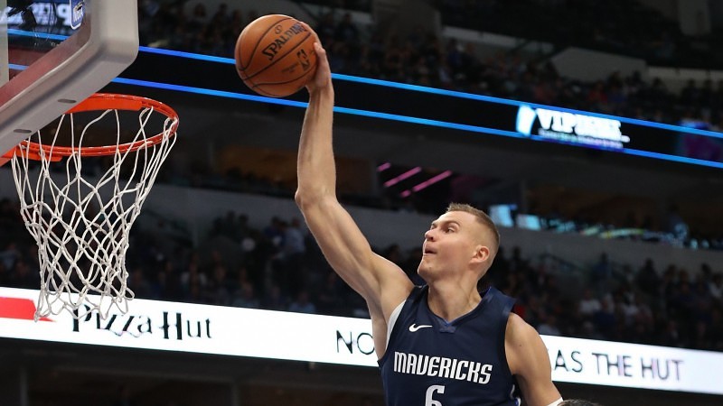 Porziņģim double-double vēsturiskā sagrāvē pār bezspēcīgo “Warriors”