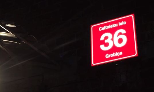 Grobiņā mājām būs tumsā spīdošas numurzīmes