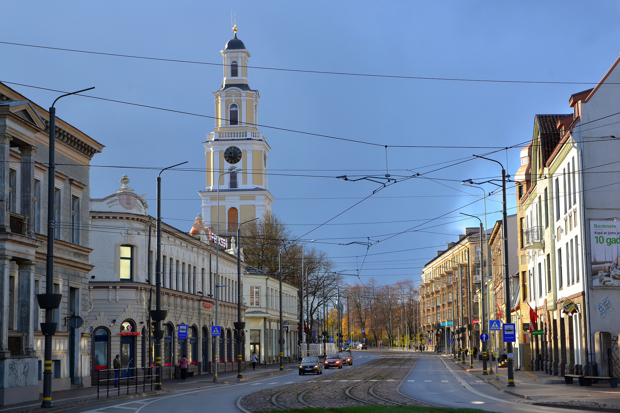 Kādēļ Liepājas Svētās Trīsvienības katedrāle ir dzeltenīgā tonī?