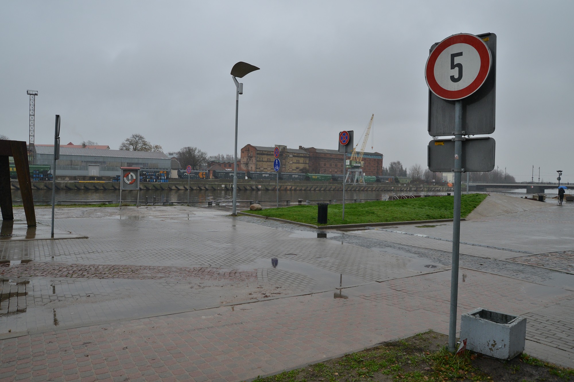 Sakārtos ceļa zīmes ostas promenādē