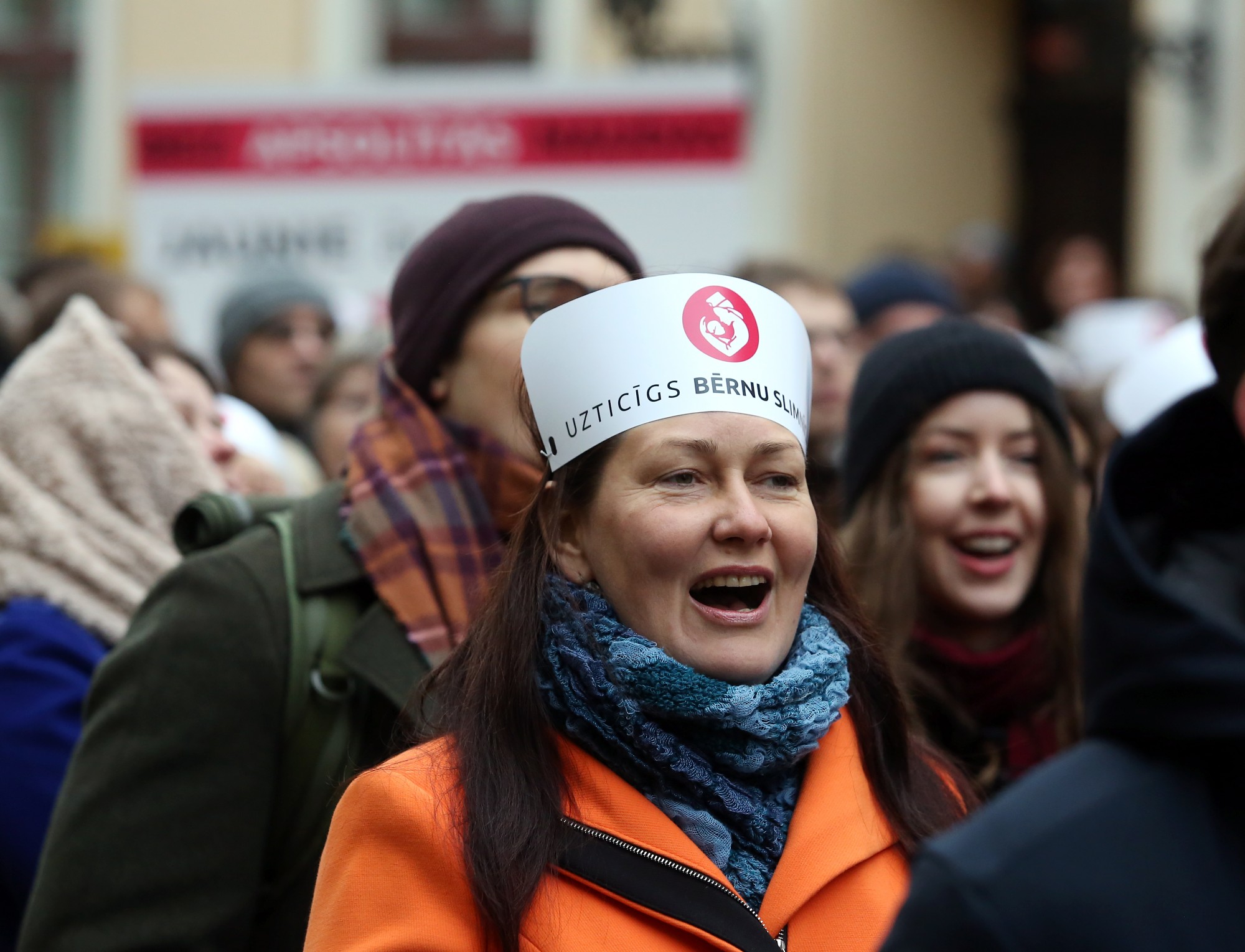 Reģionālās reformas pretinieki pie Saeimas saplūst ar mediķu piketa dalībniekiem