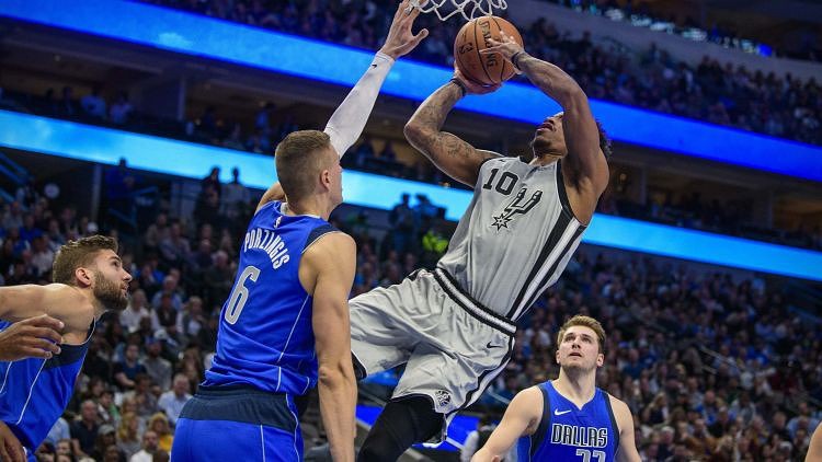 Porziņģis savāc 18+10 un sarūpe Dalasai uzvaru pār “Spurs”