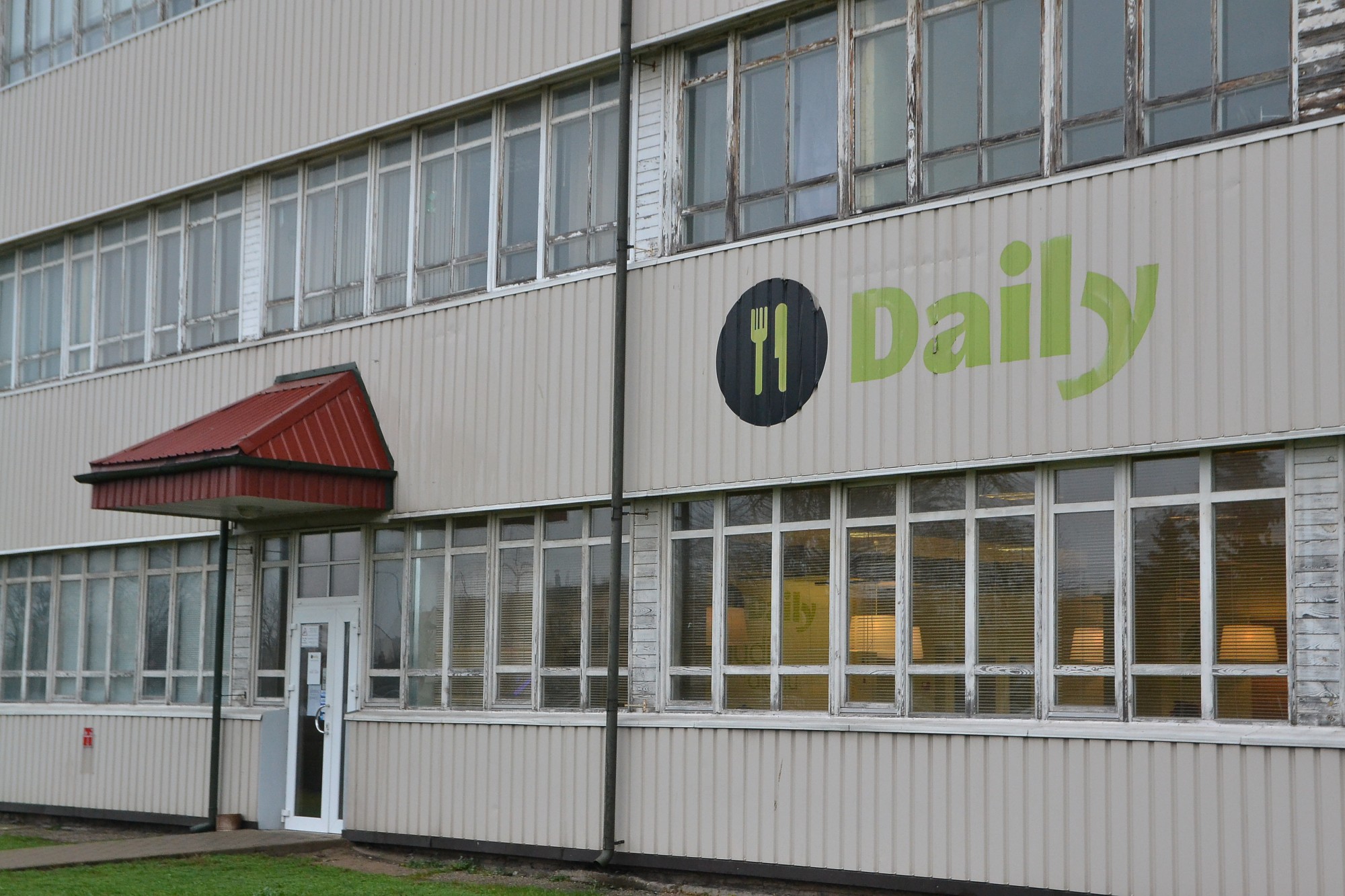 Restorāns “Daily” pretēji saviem apgalvojumiem joprojām ir slēgts