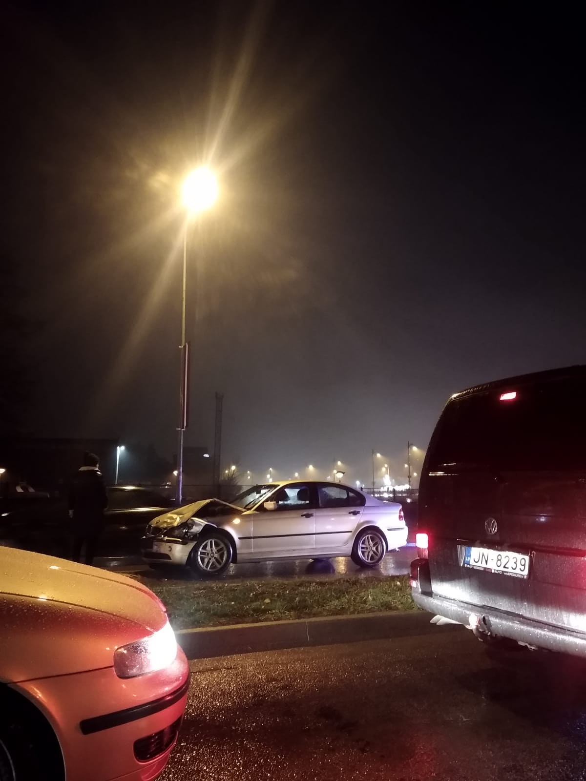 Jūras ielā saskrienas trīs automašīnas
