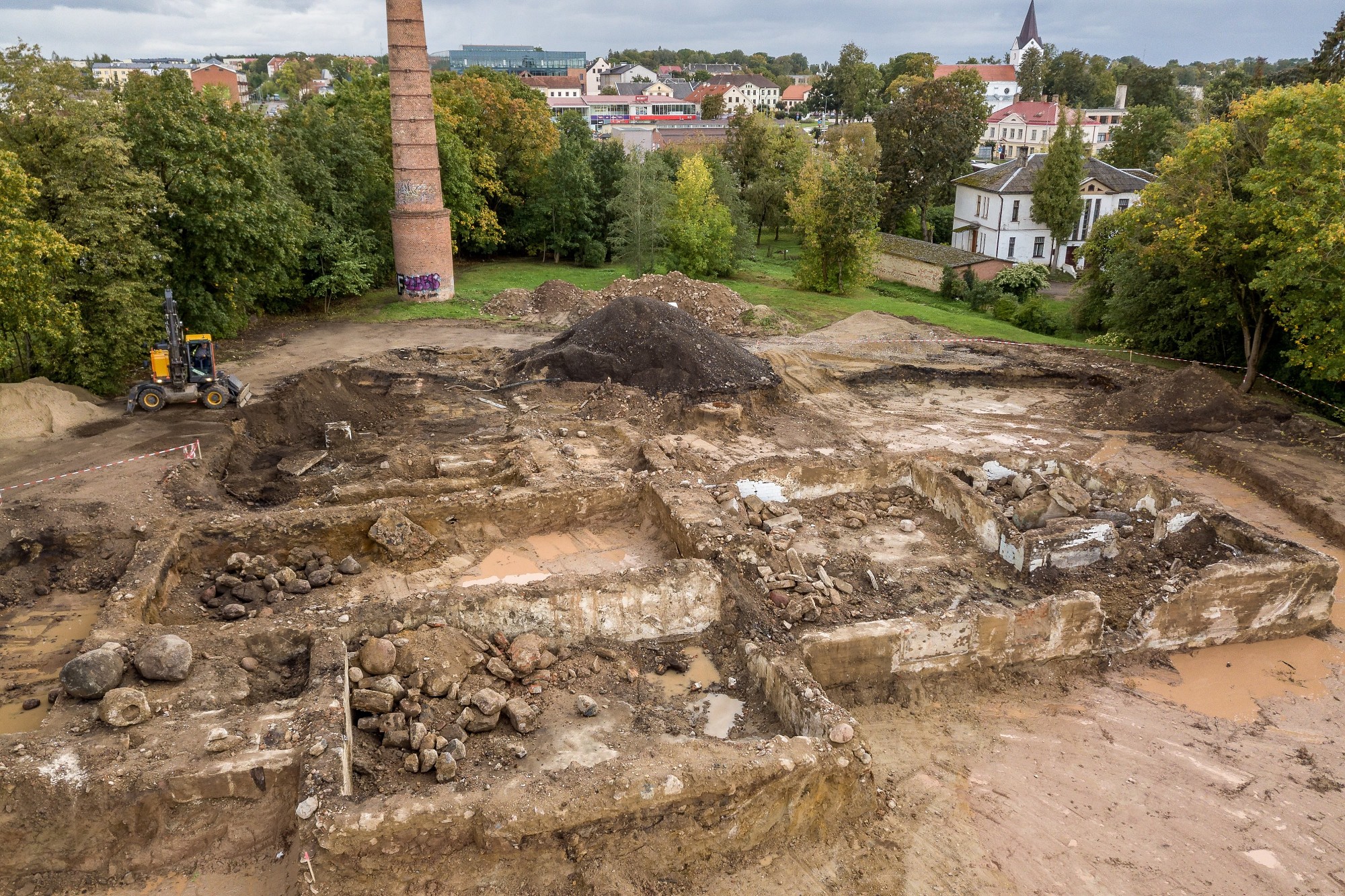 Cik dziļi rakt? Saldū atrod senas būves pamatus