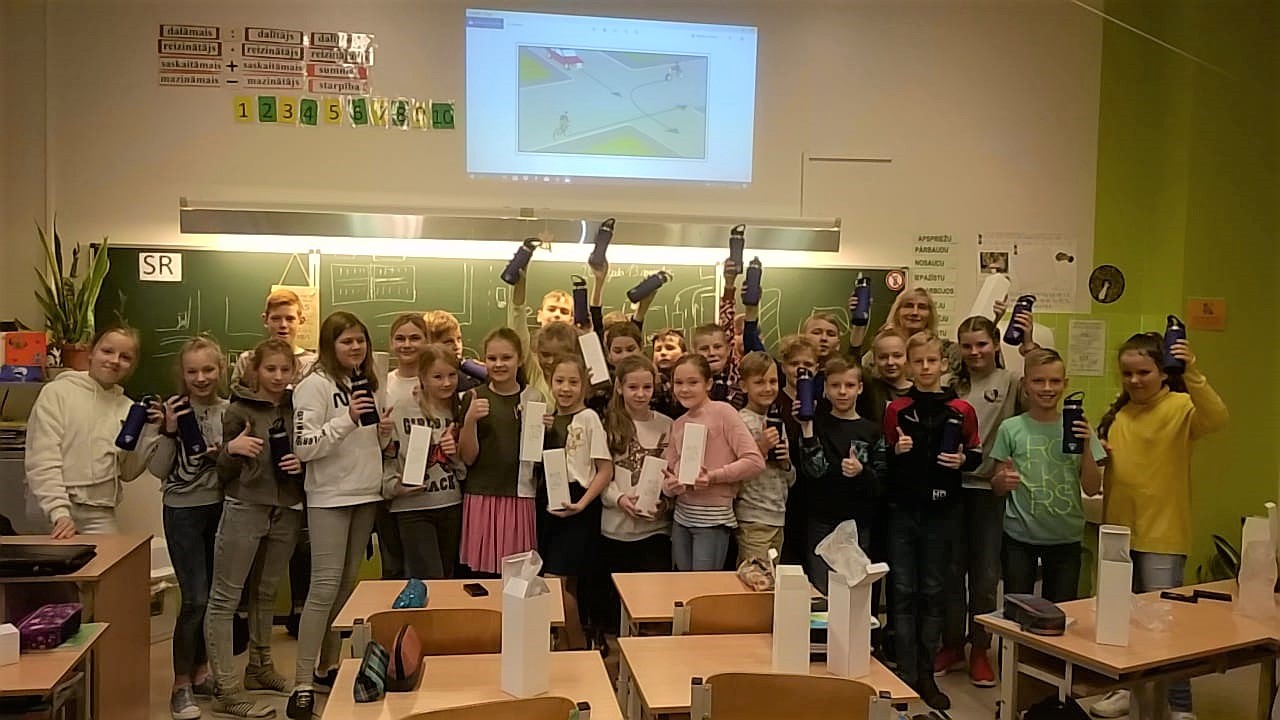 Valsts policija palīdz skolēniem apgūt ceļu satiksmes noteikumus