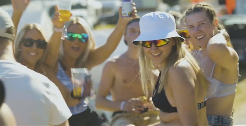 Noķer “Gatebila” sajūtu! Liepājnieki rada iespaidīgu video par populāro auto festivālu Skandināvijā