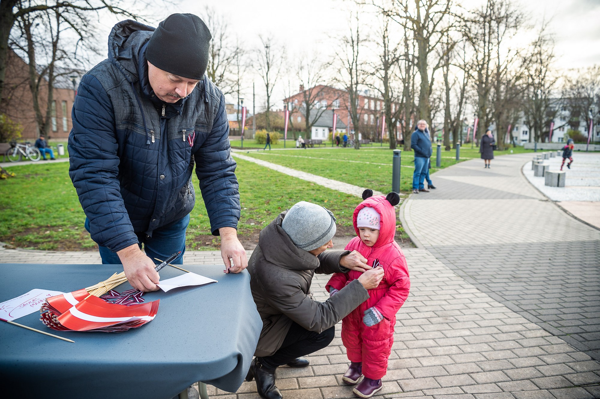 Liepājnieki aicināti piedalīties valsts karoga krāsas lentīšu gatavošanā