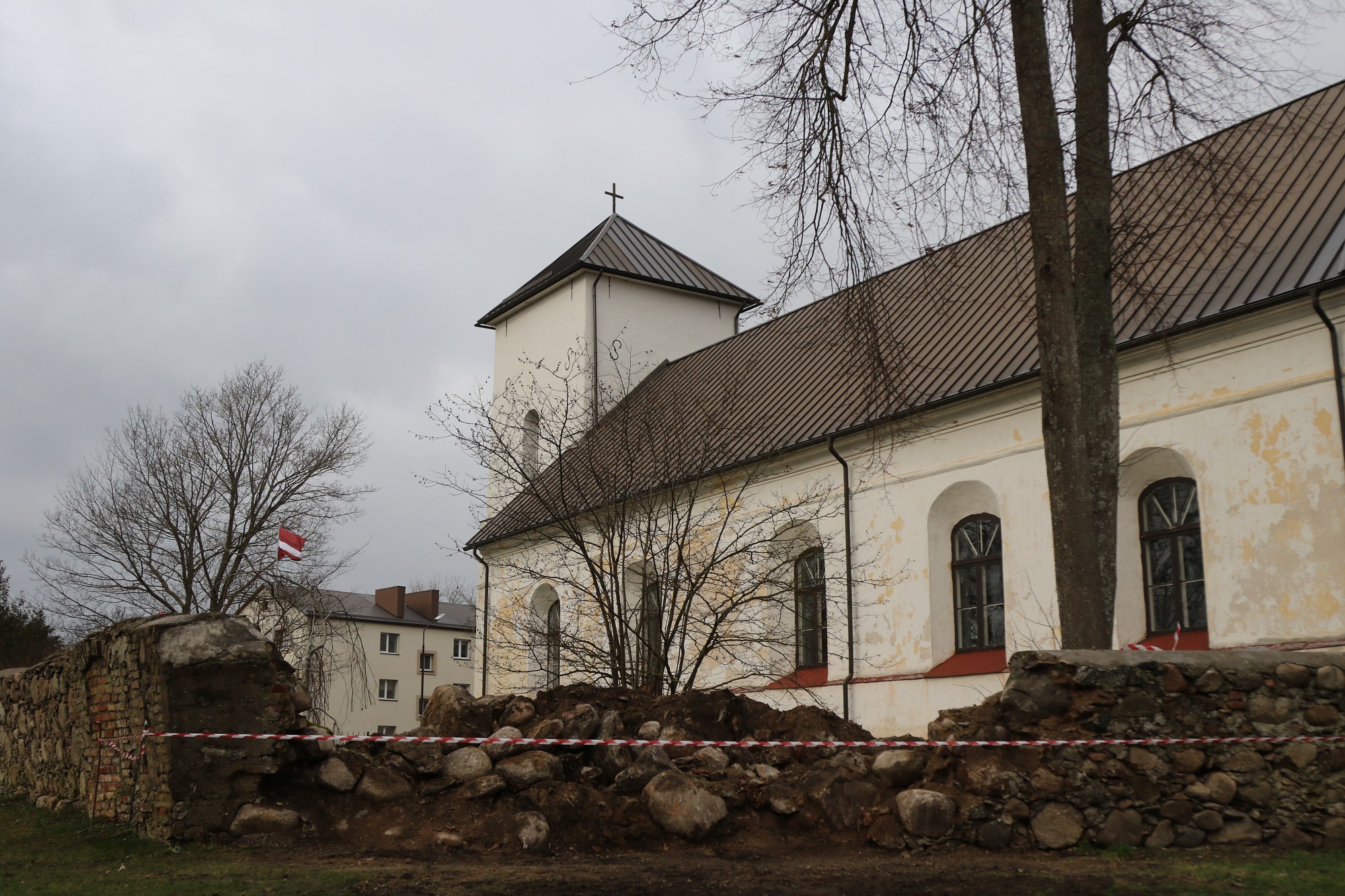 Grobiņā adventi sagaida drupās