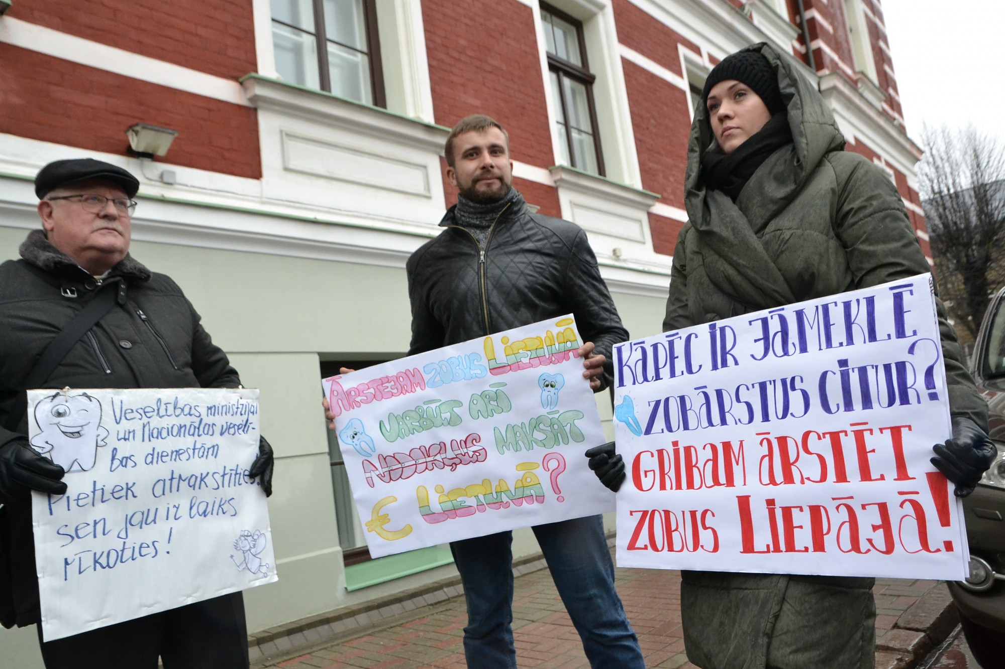 Ap desmit cilvēku piketā prasa zobārstu pieejamību bērniem
