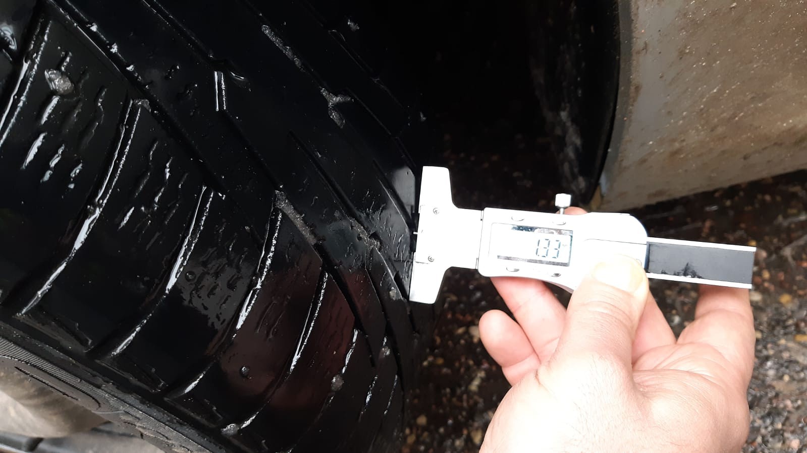 Turpmāk auto ar neatbilstošām riepām atņems numura zīmes un anulēs apskati