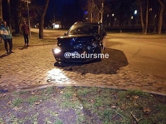 Atmodas bulvāra un Katedrāles ielas krustojumā nedod ceļu un izraisa avāriju
