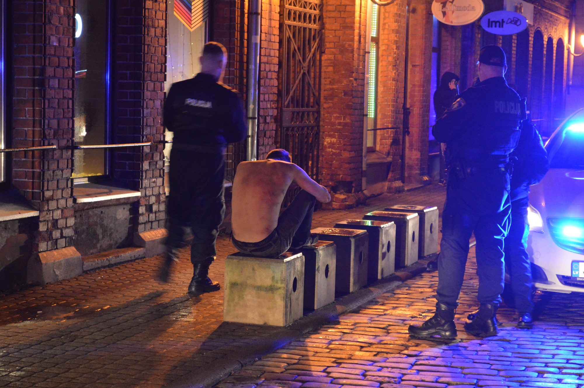Nakts patruļa ar policistiem. Likumsargi cēla gulošos un izšķīra kautiņu