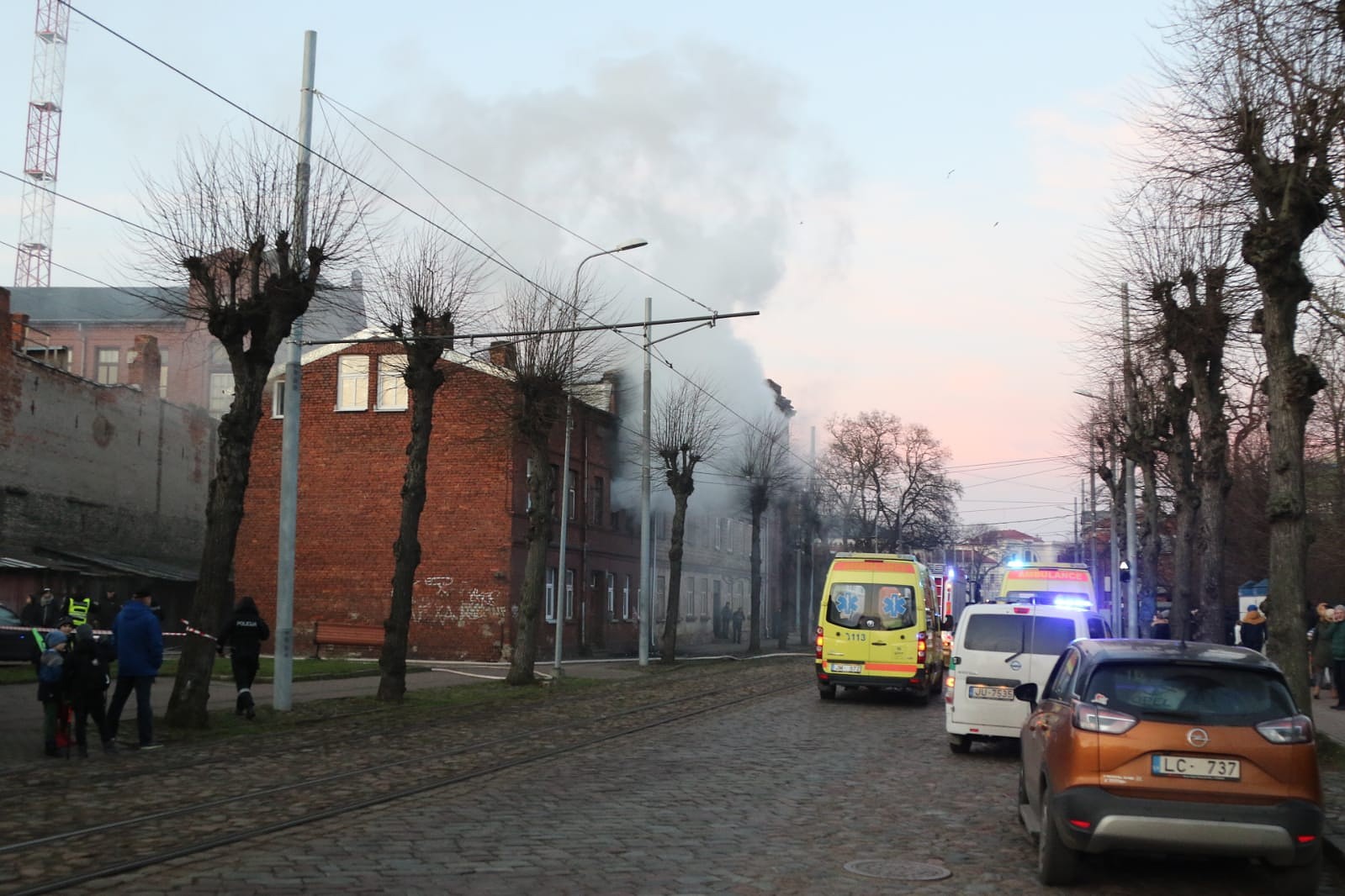 Papildināts – Rīgas ielā izcēlies ugunsgrēks; cietuši četri cilvēki
